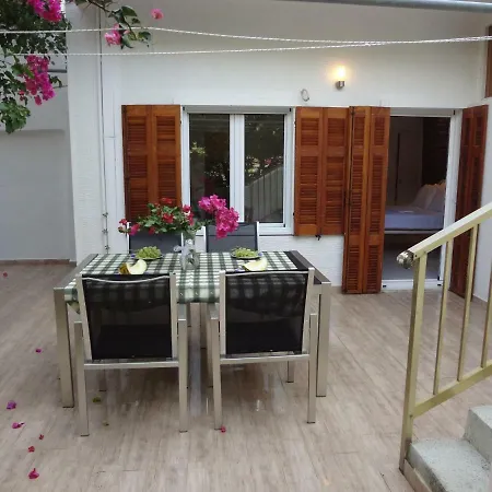 Holiday home Cozy Citrus Garden House By The Seaside. *